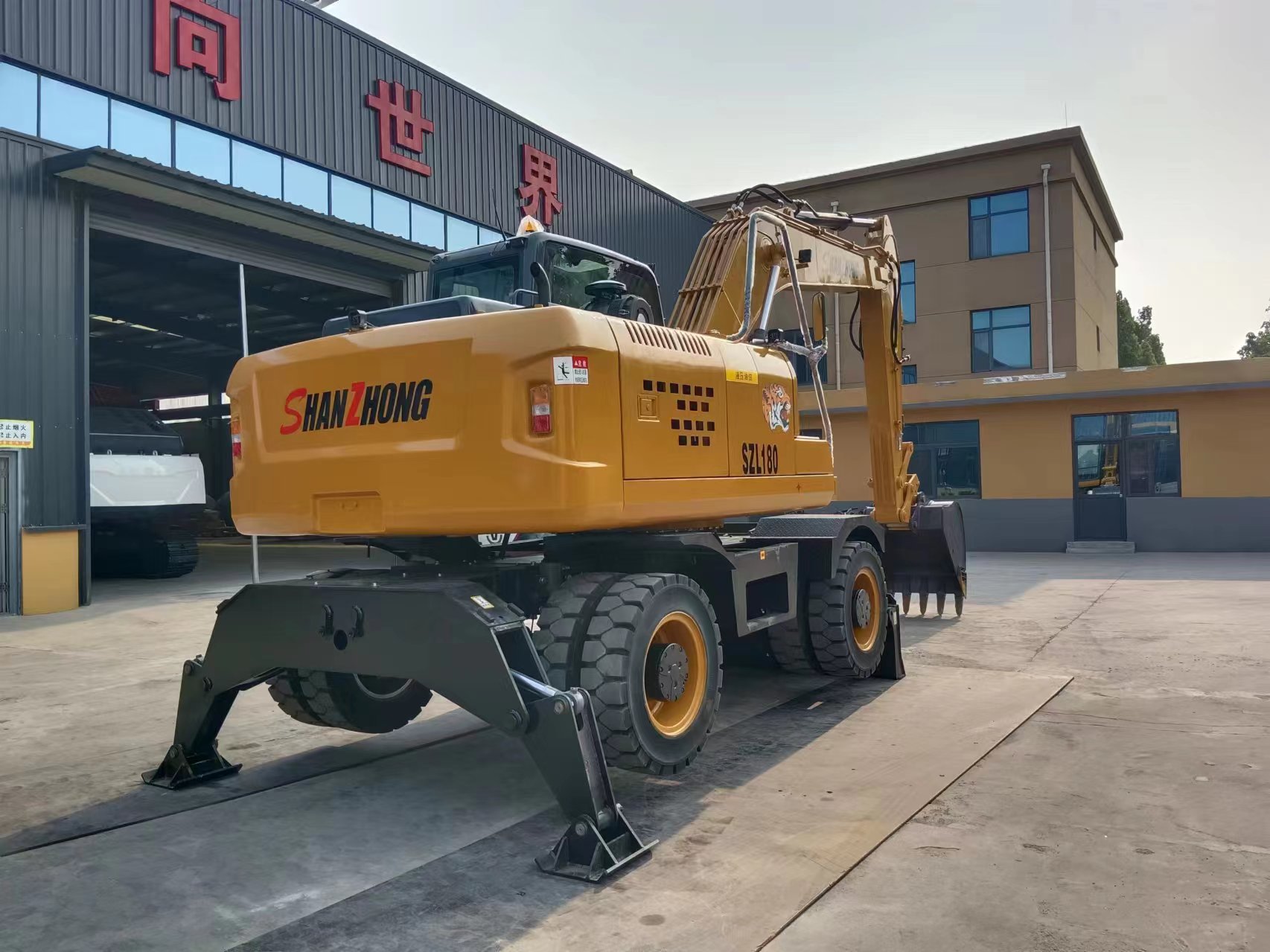 Wheeled excavator 18 tons