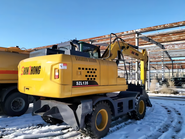 Колесный экскаватор марки Shanzhong прибывает в порт Хоргос