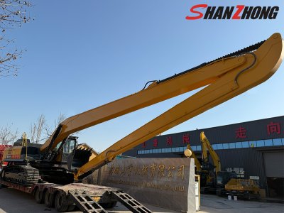 Гусеничный экскаватор с удлиненной стрелой