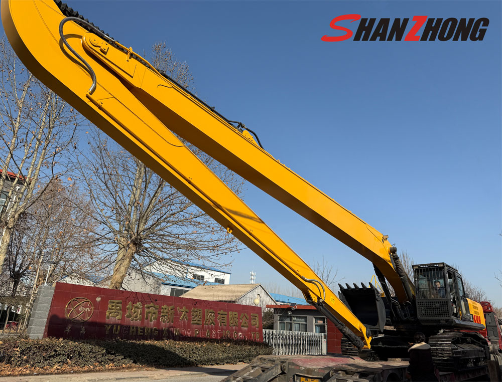 Гусеничный экскаватор с удлиненной стрелой