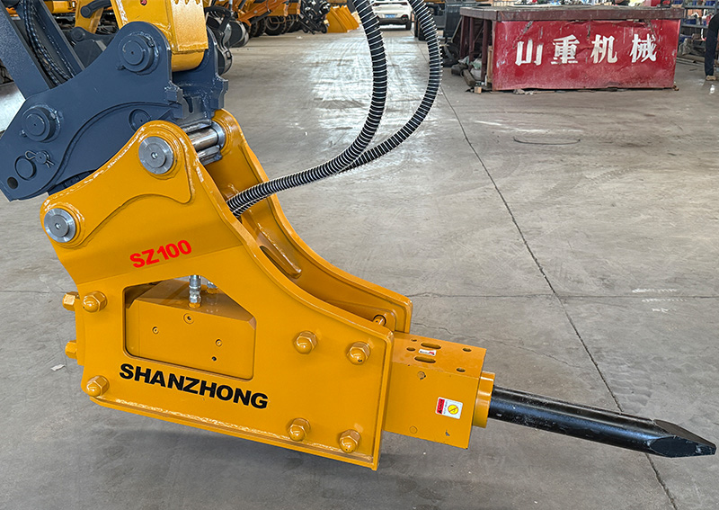 Китайский колесный экскаватор SZL150 с гидравлическим молотом.