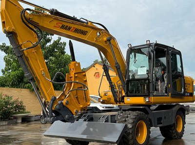 Китайский колесный экскаватор SZL150 с гидравлическим молотом.