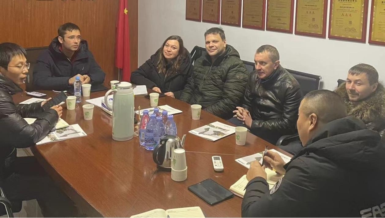 Russian customers come to Shanzhong to customize wheeled excavators