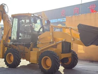 Два совершенно новых экскаватора-погрузчика были успешно доставлены на объект заказчика.