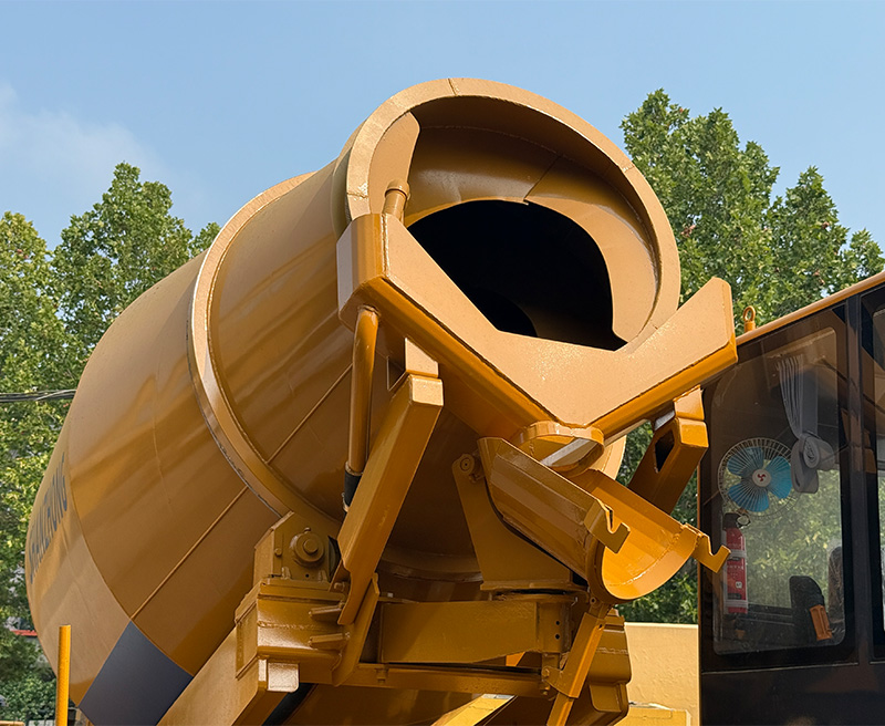 4.0 m³ Chinese self-loading concrete mixer.