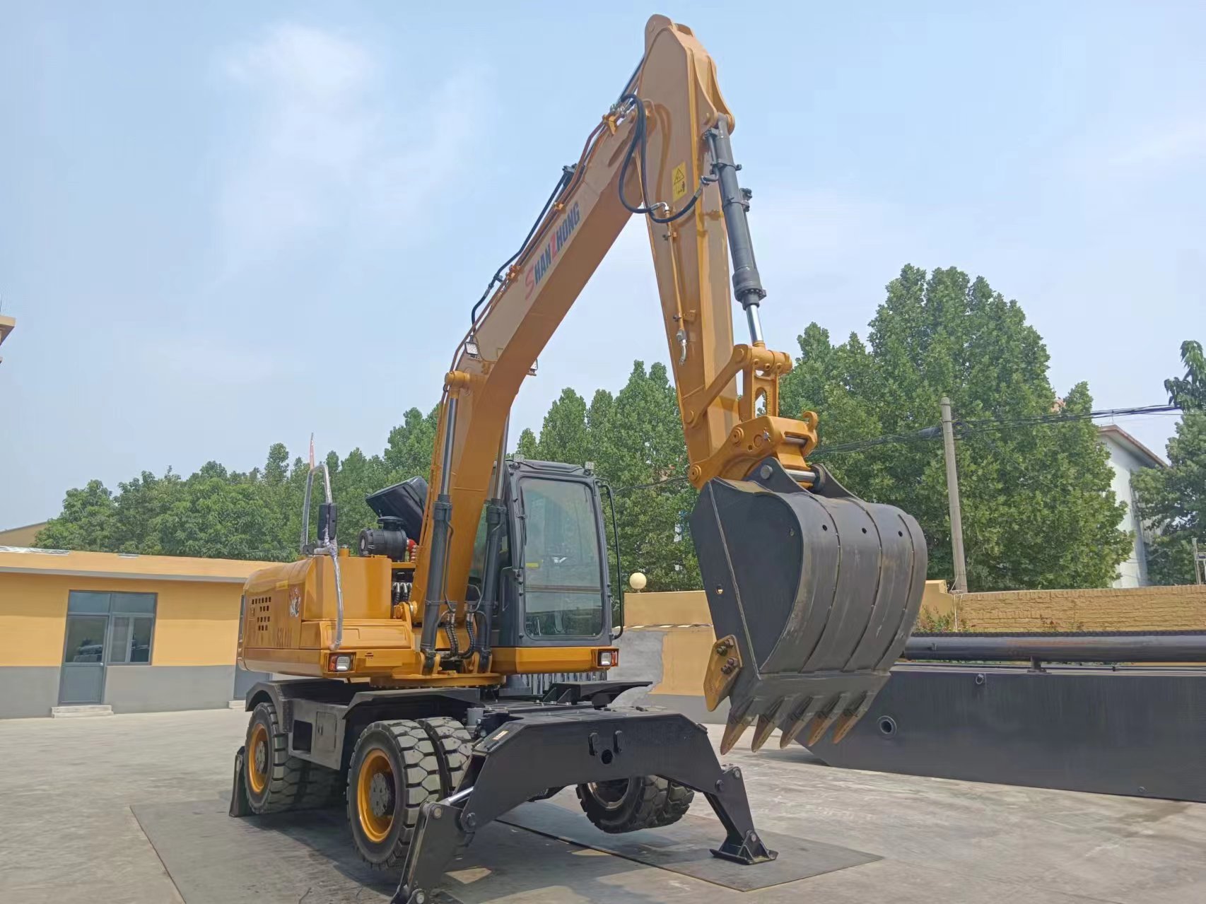 Wheeled excavator 18 tons