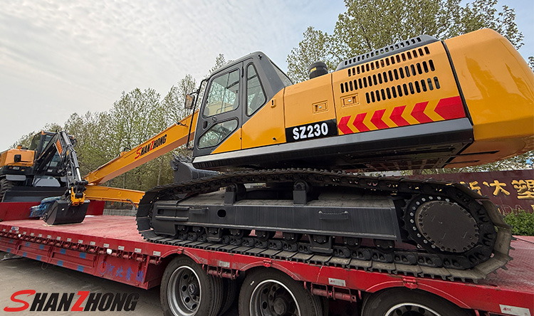 Недавно на производственной базе Shanzhong был успешно испытан и отправлен удлинённый гусеничный экскаватор Shanzhong SZ260 с 15-метровой стрелой, изготовленный по индивидуальному заказу клиента. В настоящее время техника направляется в Центральную Азию для участия в крупных строительных проектах.  Данная модель 15-метрового удлинённого гусеничного экскаватора специально разработана для работ на дальних расстояниях: глубокая выемка грунта, очистка русел рек, планировка откосов. С учётом реальных условий строительства в Центральной Азии заказчик выдвинул требования по соотношению длин стрелы и рукояти, согласованию гидравлического потока и общей устойчивости машины. Техническая команда Shanzhong провела целевую оптимизацию, обеспечив высокую точность и безопасность работы даже при удлинённой стреле.  Краткий обзор процесса производства и применения При производстве удлинённого гусеничного экскаватора Shanzhong SZ260 с 15-метровой стрелой используются удлинённые стрела и рукоять из высокопрочной стали, а также выполнен перерасчёт противовеса шасси и гидравлических линий. Каждая машина перед отправкой проходит многоступенчатые гидравлические испытания и имитационные нагрузочные тесты для проверки усилия копания и баланса в режиме удлинённой стрелы.  На практике данная модель может оснащаться быстросъёмными устройствами или гидромолотами для выполнения глубокой разработки котлованов, укрепления откосов и очистки подводных объектов. Этот экскаватор, направляемый в Центральную Азию, будет использоваться преимущественно для работ на дальнем расстоянии в рамках местных проектов по реконструкции водного хозяйства и развитию инфраструктуры.  Преимущества компании Shanzhong: возможность кастомизации и надёжность Как профессиональный производитель средних и специальных гусеничных экскаваторов, Shanzhong обладает богатым опытом в разработке и производстве 15-метровых удлинённых гусеничных экскаваторов и другой нестандартной продукции. Компания предлагает не только типовые модели, но и оперативно выполняет подбор системы удлинённой стрелы, конечно-элементный анализ и гидравлическое согласование на основе чертежей заказчика.  Кроме того, Shanzhong создала сервисную сеть, охватывающую поставки запчастей и удалённую техническую поддержку. Для этого удлинённого гусеничного экскаватора, отправленного в Центральную Азию, все ключевые узлы изготовлены из износостойких материалов, а также прилагаются подробные руководства по эксплуатации и техническому обслуживанию.  Заключение: постоянная поддержка инфраструктурного развития Центральной Азии Успешная отправка этого удлинённого гусеничного экскаватора Shanzhong SZ260 с 15-метровой стрелой является важным шагом компании в экспорте нестандартного оборудования. В будущем Shanzhong продолжит фокусироваться на оптимизации и модернизации удлинённых гусеничных экскаваторов и других специализированных моделей, предлагая клиентам по всему миру более эффективную и долговечную строительную технику.