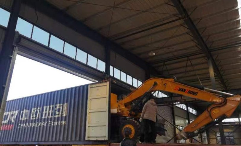 «Один пояс, один путь» Колесный экскаватор марки Shanzhong на поезде Китай-Европа.