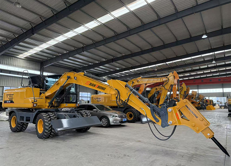 Китайский колесный экскаватор SZL150 с гидравлическим молотом.