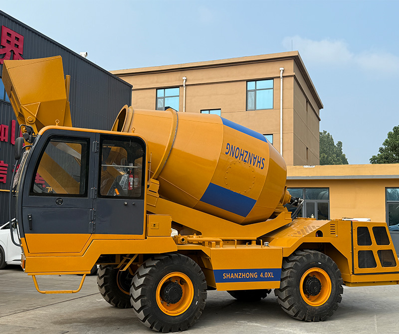 4.0 m³ Chinese self-loading concrete mixer.