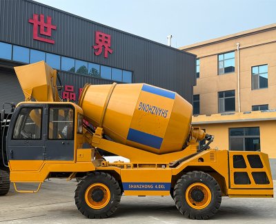 Chinese self-loading concrete mixer with a capacity of 4.0 cubic meters.