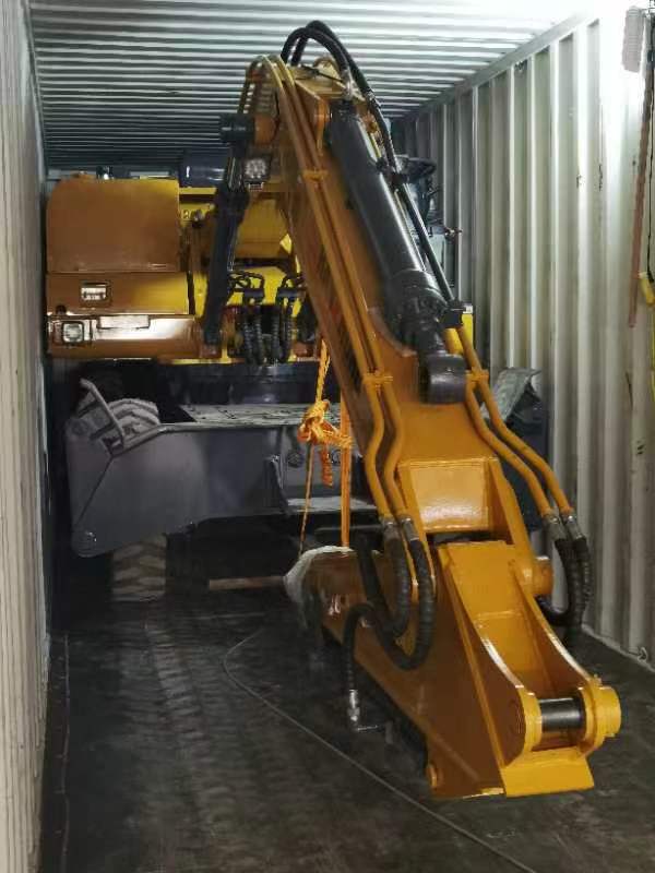 «Один пояс, один путь» Колесный экскаватор марки Shanzhong на поезде Китай-Европа.